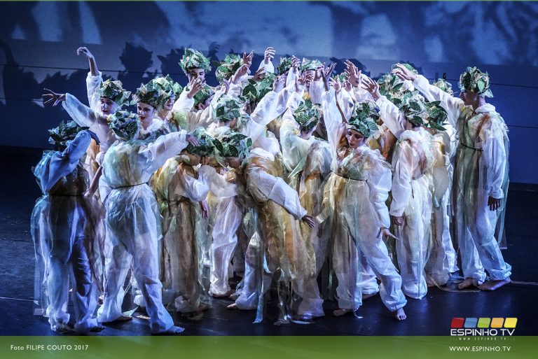 Alunos da ESML levaram ao palco espetáculo de teatro musical “Água é Vida”