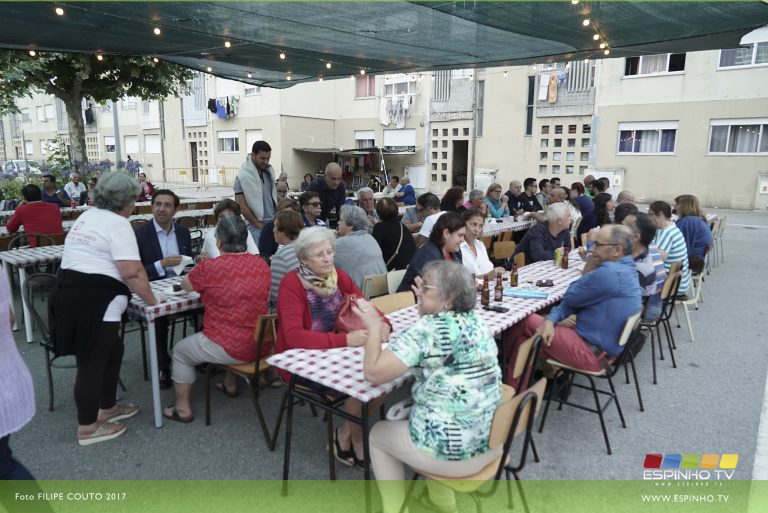 Porco no espeto e bailarico no Bairro da Ponte de Anta