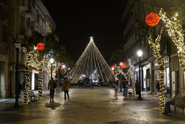 Espinho já está iluminado com as cores do Natal