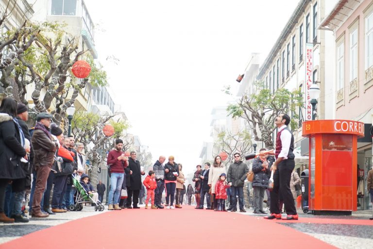 Mica Paprika anima rua 19 com o “The Gentlemad”