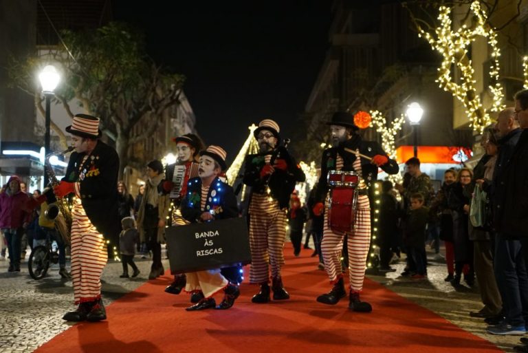 Ruas animadas com a “Banda às Riscas” e “EZ Aviador”