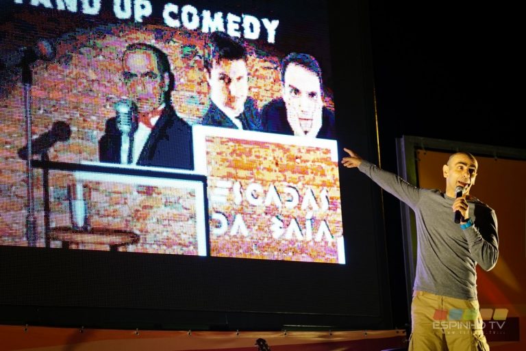 Excelente noite de Stand Up nas Escadas da Baía