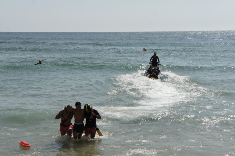 Simulacro pelos Bombeiros de Espinho na Praia da Baía