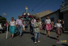 Multidão para ver passar a Procissão de Nª Srª do Mar