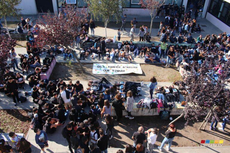 Alunos da Escola Dr. Manuel Gomes de Almeida realizam manifestação contra a crise climática