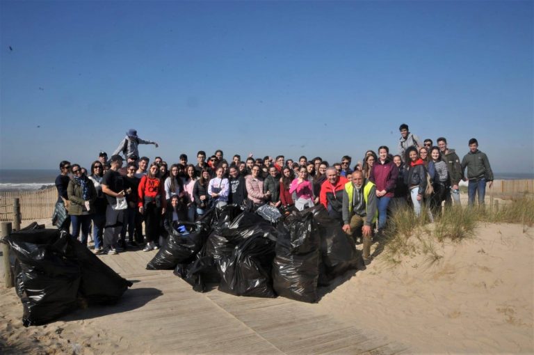 Praia Pau da Manobra foi palco de mais um atividade de recolha de lixo