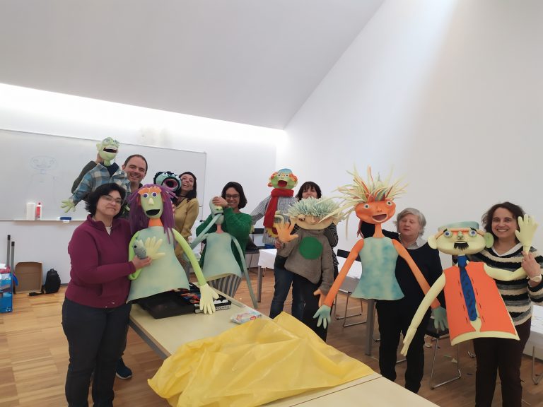 Marionetas prontas para o Baile do dia 8 de Março