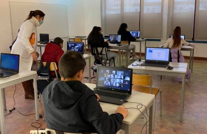 ADCE apoia 34 crianças a assistir às aulas online