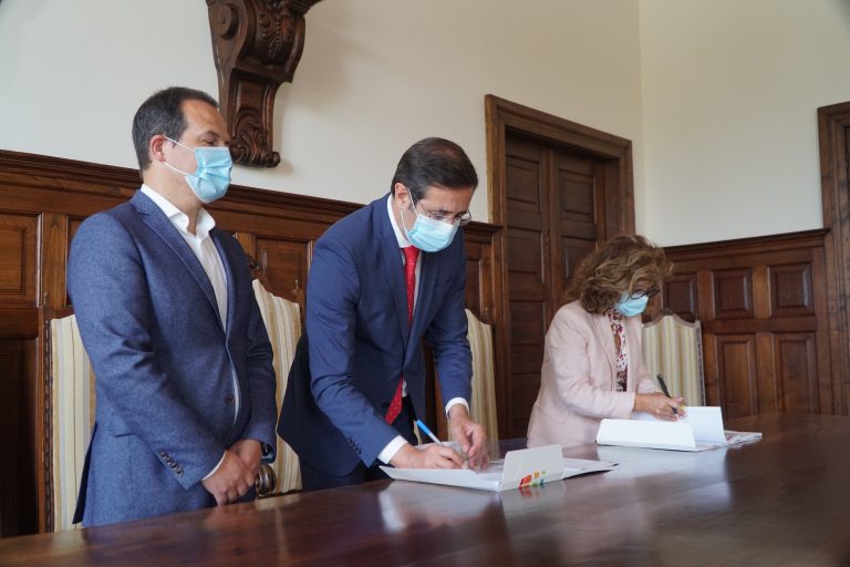 Assinado protocolo de doação do espólio de António Leitão