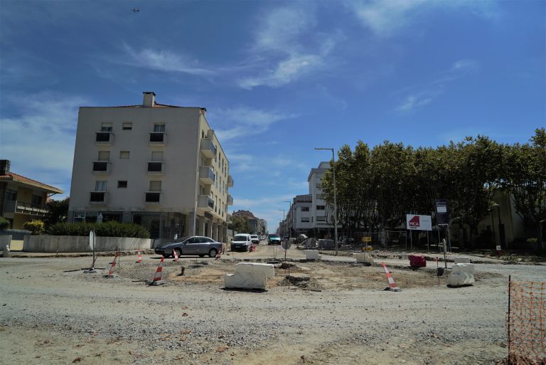Trabalhos de pavimentação da rotunda da Rua 19