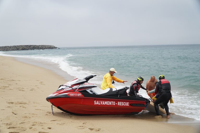 Praias de Espinho com dispositivo de salvamento até final de Setembro