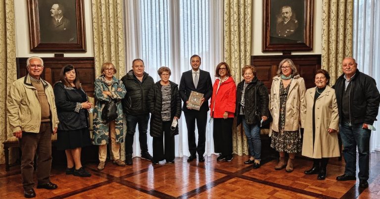 Orfeão e Regimento de Engenharia recibos pelo Presidente da Câmara