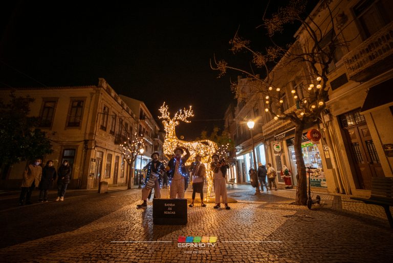 Ruas animadas nos últimos dias antes do Natal em Espinho