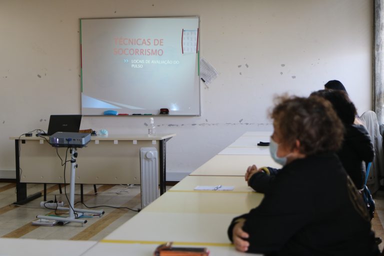 Funcionários das escolas receberam formação em primeiros socorros