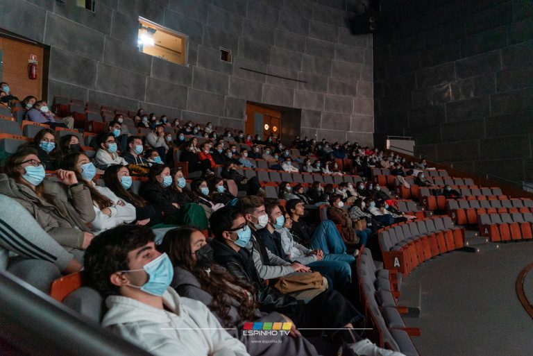 Alunos da AEMGA assistiram ao filme “José e Pilar” no Multimeios