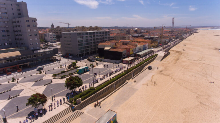 Cordão humano em Dia da Escola Azul