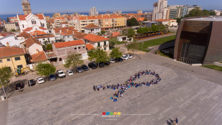 Laço Azul Humano assinala mês da prevenção dos maus tratos na infância