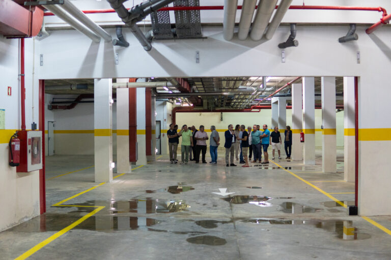 Aberto parque de estacionamento do FACE