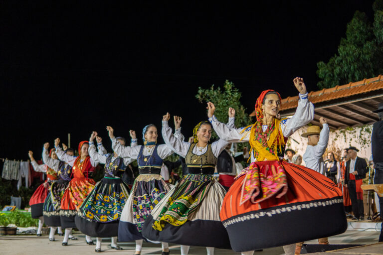 Grande noite de costumes e tradições com Folclore em Paramos