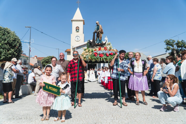 Multidão voltou a assistir à Procissão de São Pedro