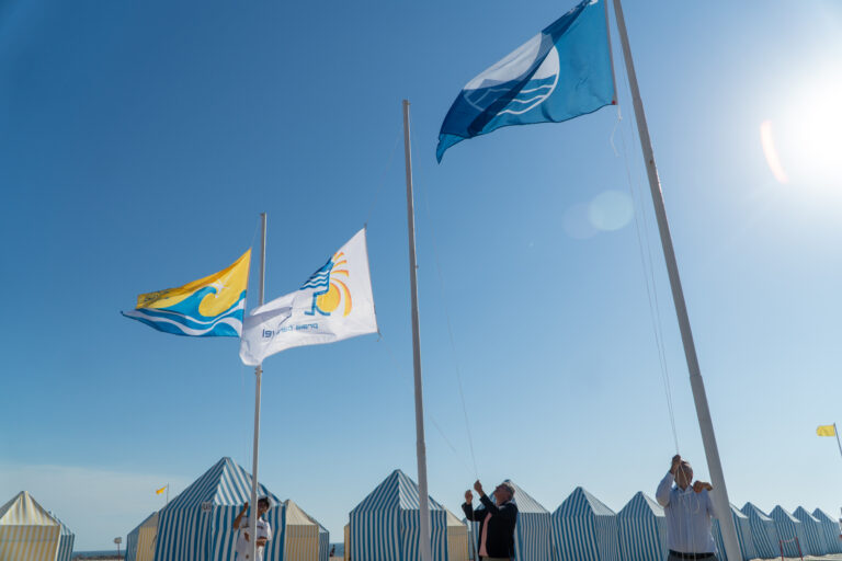 Hasteadas as 5 bandeiras azuis nas praias do concelho de Espinho