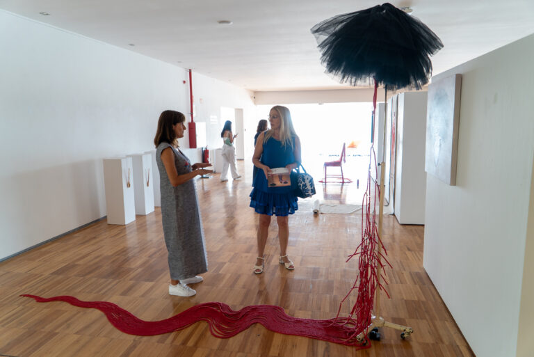 Inaugurada exposição “Mal me quer, bem me quer, muito, pouco ou nada” no FACE Inaugurada exposição “Mal me quer, bem me quer, muito, pouco ou nada” no FACE