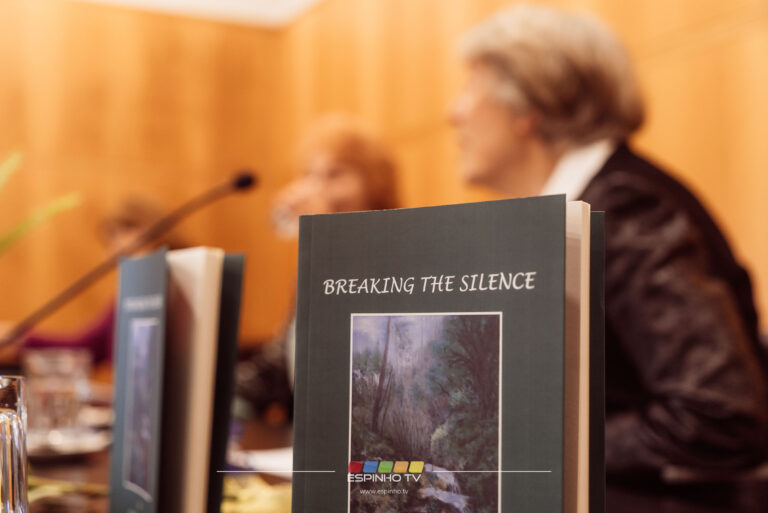 Ester de Sousa e Sá apresentou livro de poemas “Breaking the Silence”