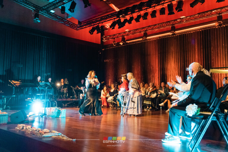 “Sobre as Ondas” abriu e fechou espetáculos do Holograma