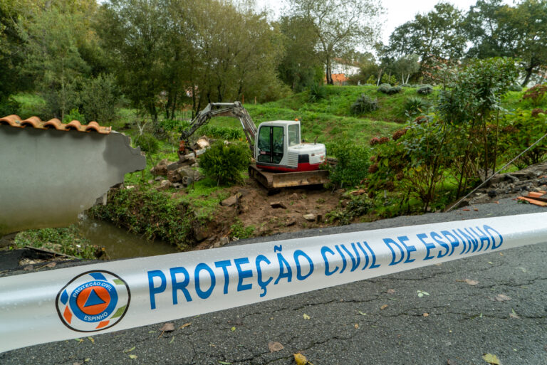 Colapso parcial de estrutura na Rua Rosa do Moinho em Anta