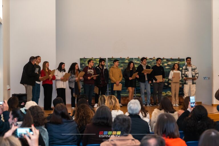 AEMGA entrega os diplomas dos quadros de Mérito Académico do 12º ano AEMGA entrega os diplomas dos quadros de Mérito Académico do 12º ano
