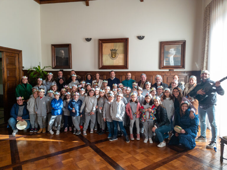 Cantar das Janeiras pelos alunos da “Mãe Galinha”