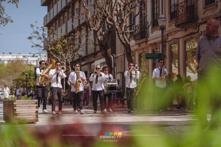 Funk You Brass Band animam ruas da cidade Funk You Brass Band animam ruas da cidade