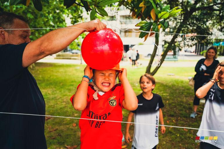 Crianças divertem-se com jogos no Parque
