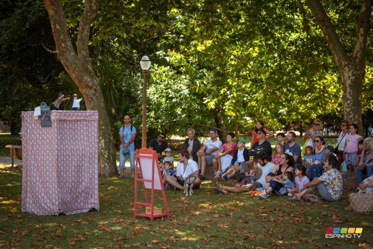 Marionetas de luva e espantalhos no Festival Mar-Marionetas