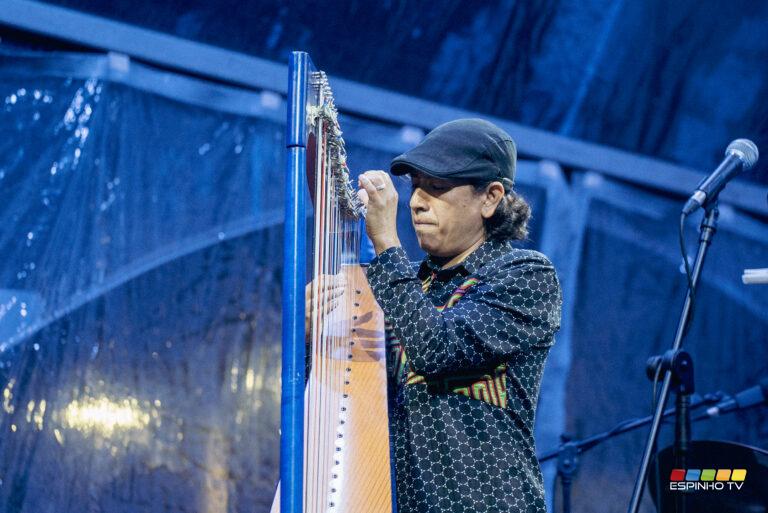Harpista colombiano encanta Espinho com música latina e jazz