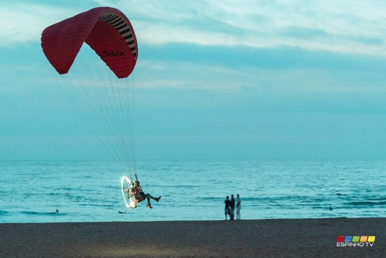 Paramotores dão espetáculo de luz  nos céus de Espinho
