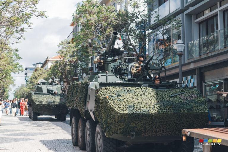 Militares desfilaram por Abril em Espinho