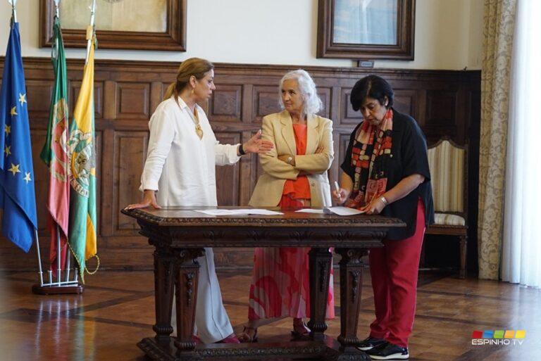 Assinatura do Protocolo de colaboração entre o Município de Espinho e a Associação Patinhas Sem Lar Assinatura do Protocolo de colaboração entre o Município de Espinho e a Associação Patinhas Sem Lar