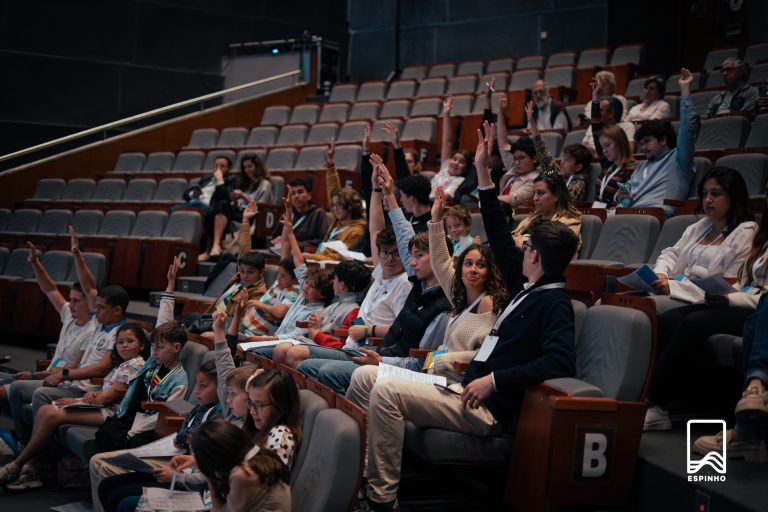 Jovens deputados municipais reúnem-se em Sessão Plenária da Assembleia Municipal Jovem de Espinho