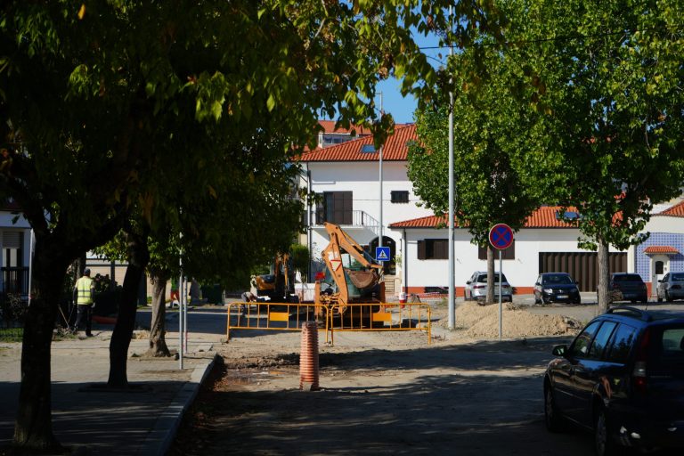Obras de reabilitação na Praça Carlos Moraes Poeta retomadas após ajustes técnicos