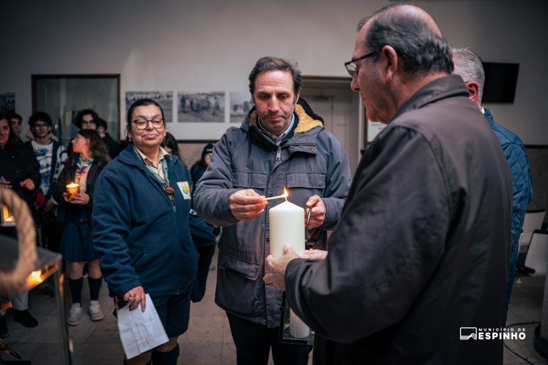 Luz da Paz de Belém ilumina os Paços do Concelho em noite de partilha